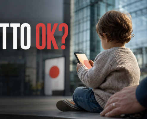 Bambino con uno smartphone accanto a un adulto, immagine editoriale sulla responsabilità educativa nell’uso della tecnologia